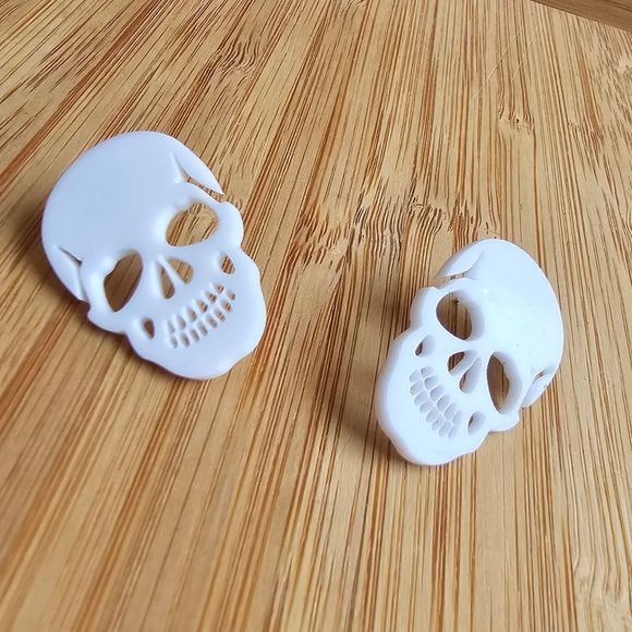 Game of stones Jewelry - Fun lucite skull earrings